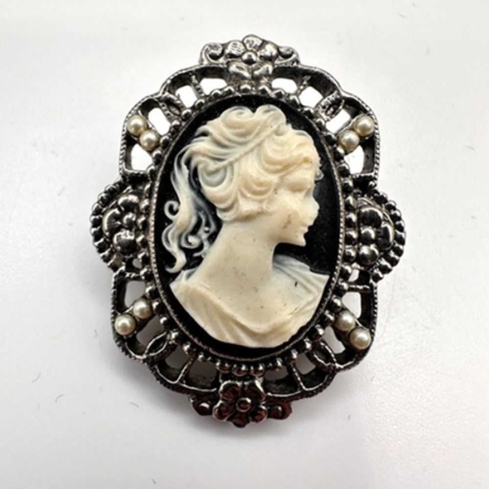 Vintage 80s Victorian Cameo Brooch Pin Silver Tone Faux Pearl Beaded Jewelry